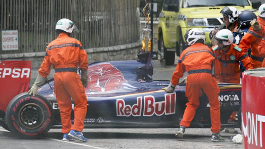 Los comisarios retirando el coche de Verstappen.