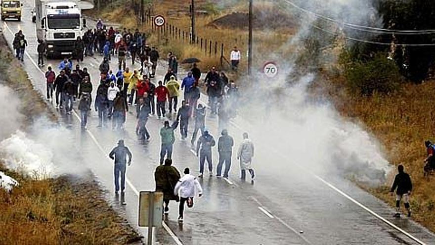 Mineros cortan una carretera en la localidad leonesa de La Magdalena.