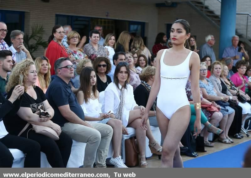 Desfile de moda de baño en el Club Naútico