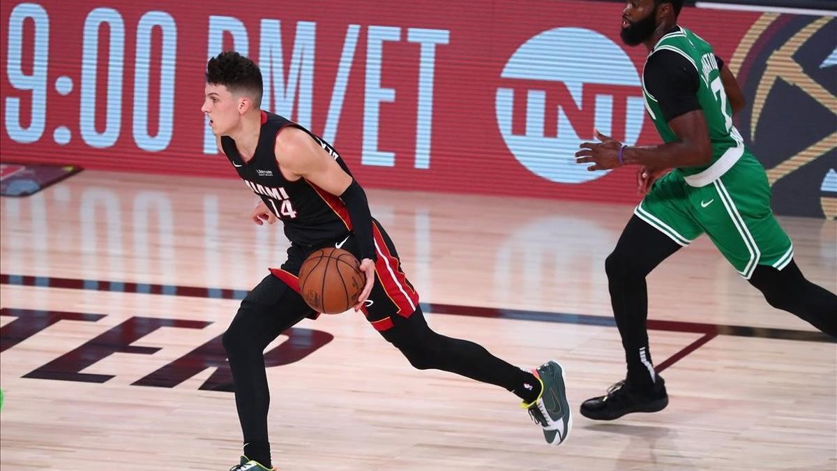 Tyler Herro conduce el balón perseguido por el jugador de los Celtics, Jaylen Brown