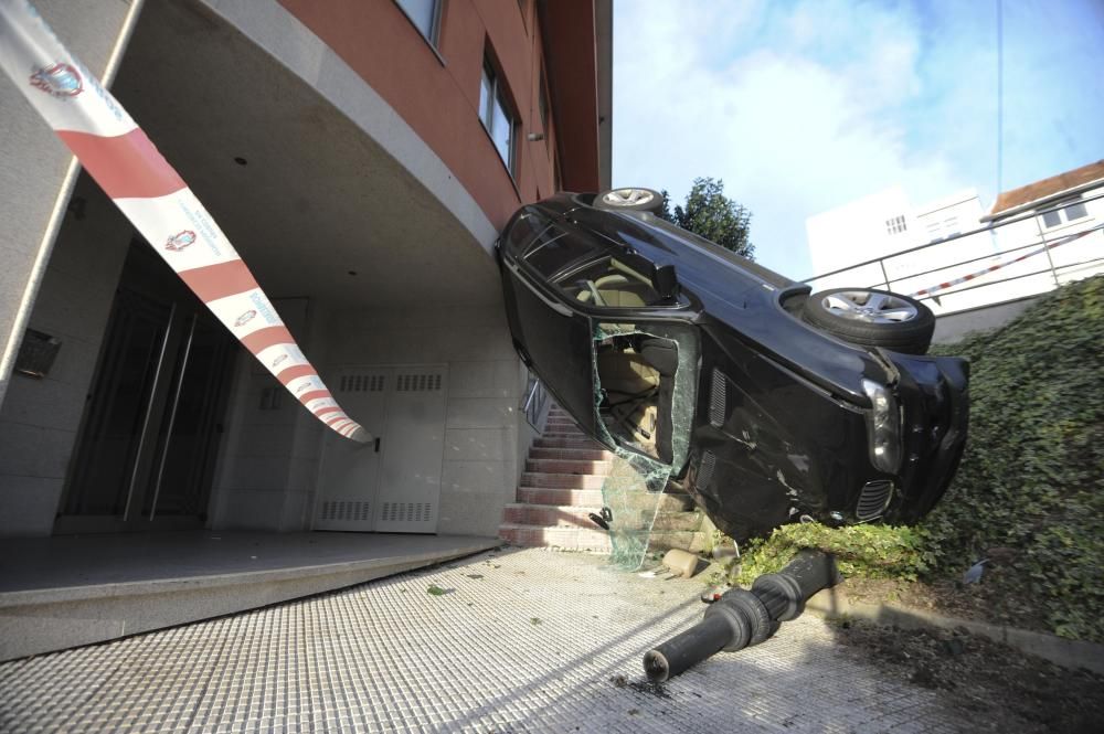 Rescatados de un coche ''colgando'' en Pastoriza