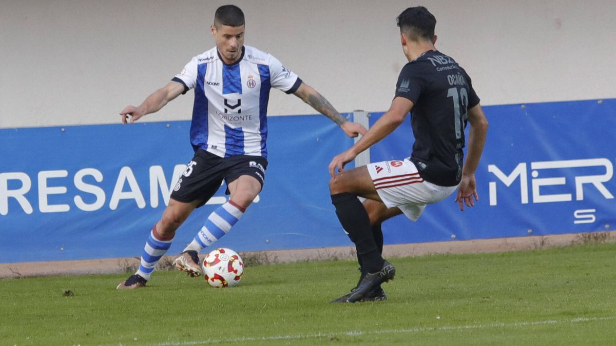 Roberto Alarcón, en un partido del Avilés.