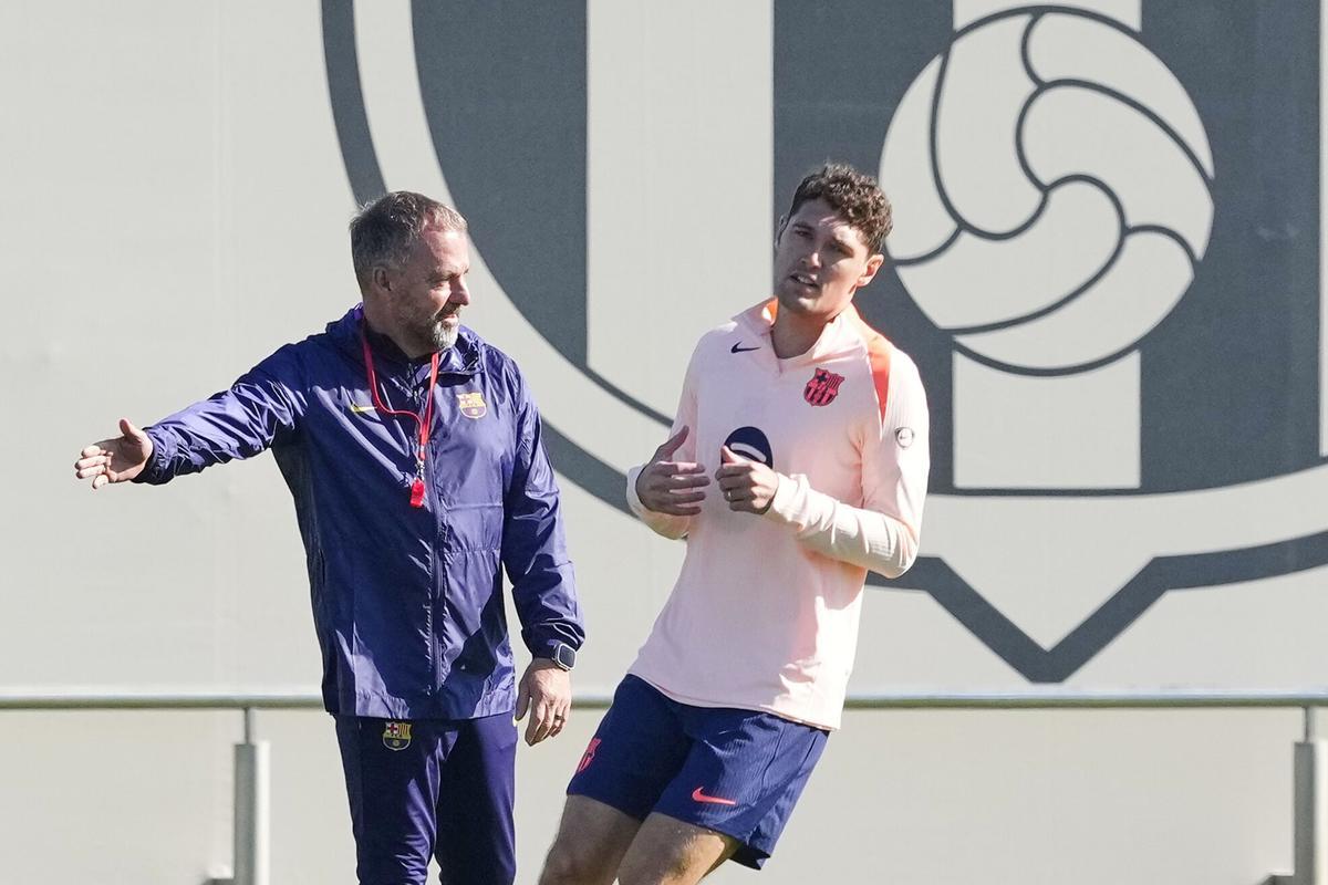 El entrenador del FC Barcelona, Hansi Flick, y el jugador Andreas Christensen durante un entrenamiento.