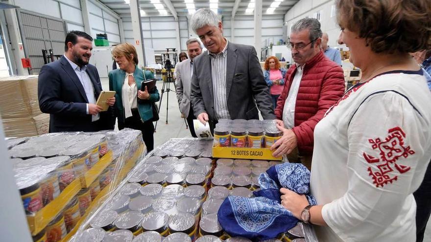 Santiago Fernández y Bernardo Sopeña, en el centro de la imagen, revisando un paquete de cacao.