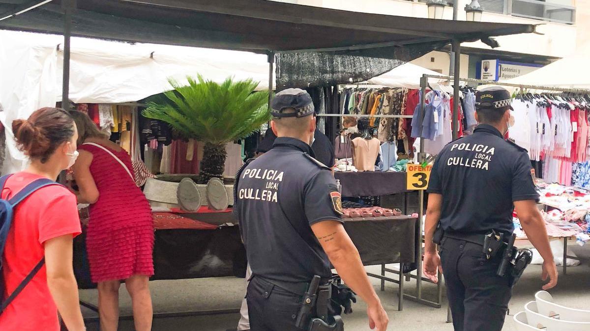 Dos agentes mientras patrullaban entre las paradas del mercado ambulante.