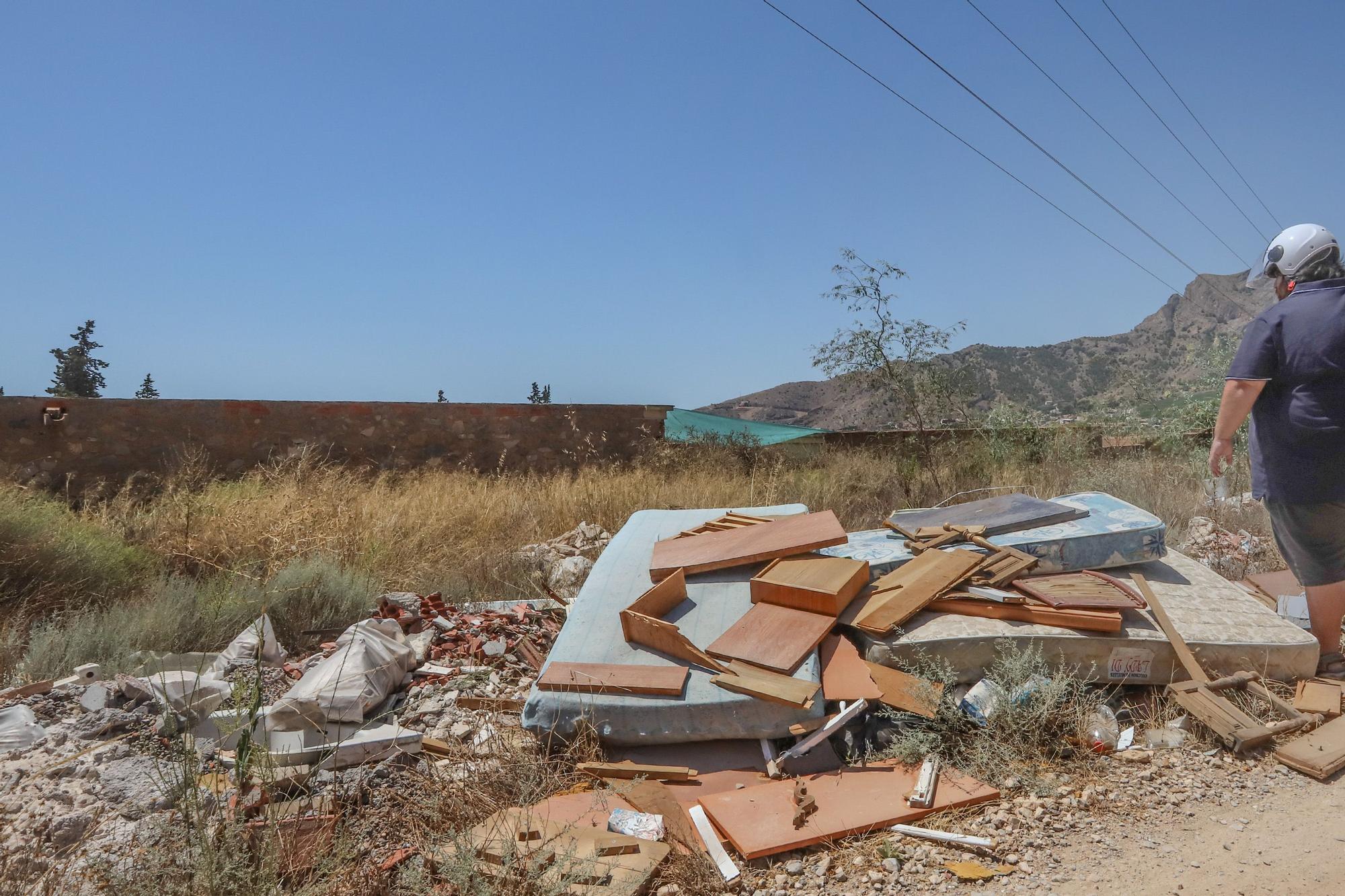 Un cementerio de escombros, enseres y basura en Orihuela