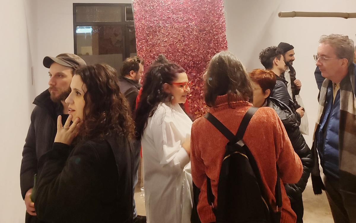 En el centro, Tere Martinez durante la inauguracion de su exposicion en Valencia