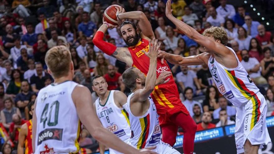 Ricky Rubio se dispone a realizar un pase ante Lituania..