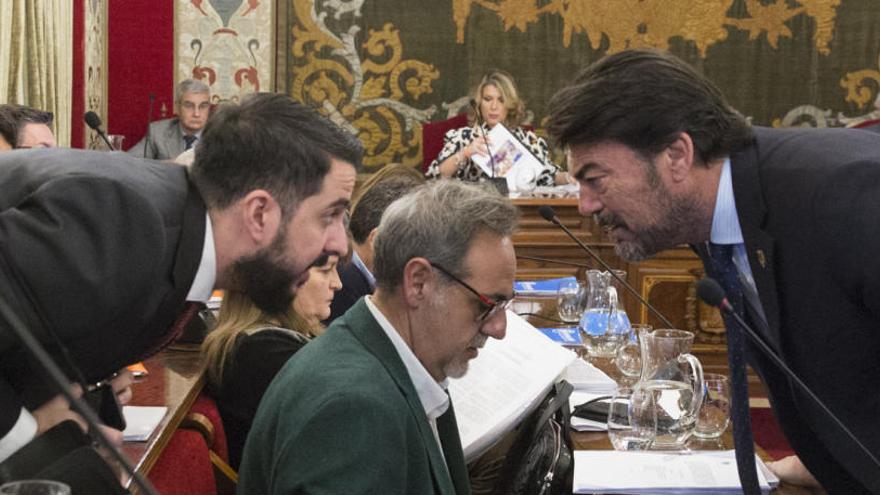 Mario Ortolá (Vox) y el alcalde Luis Barcala (PP), durante un pleno reciente