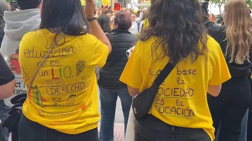 Las educadoras infantiles protestan ante la Asamblea: "Ayuso, infantil está en lucha"