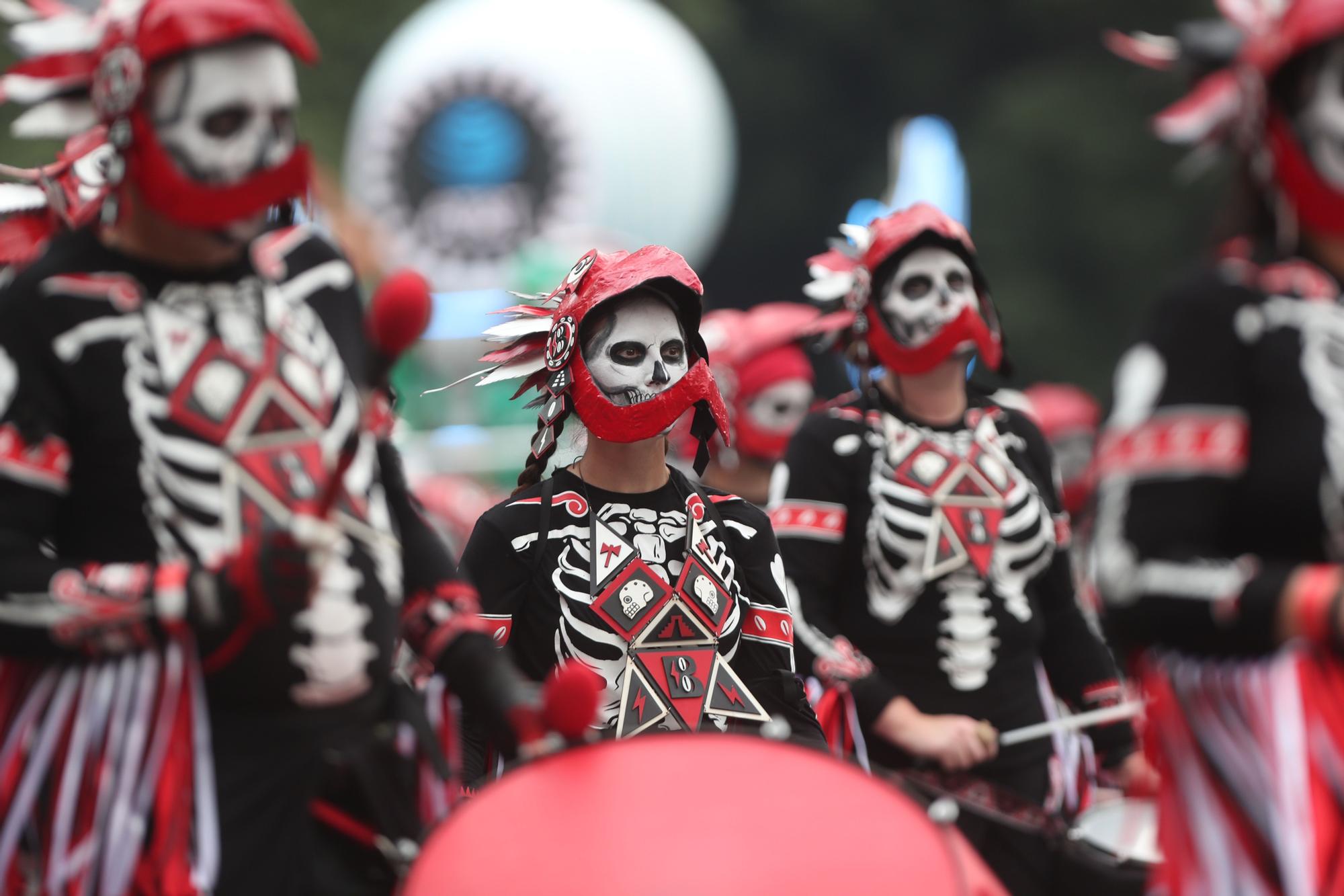 Desfilan previo al Día de Muertos en Ciudad de México