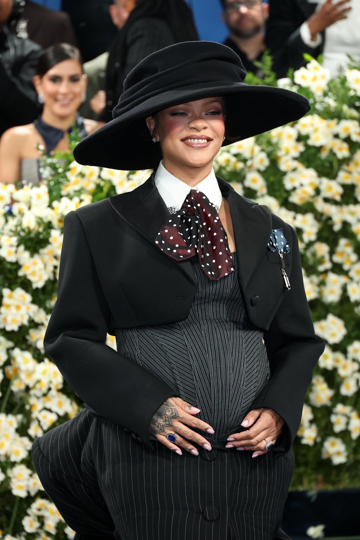 Rihanna, posa embarazadísima en la alfombra roja de la Gala MET