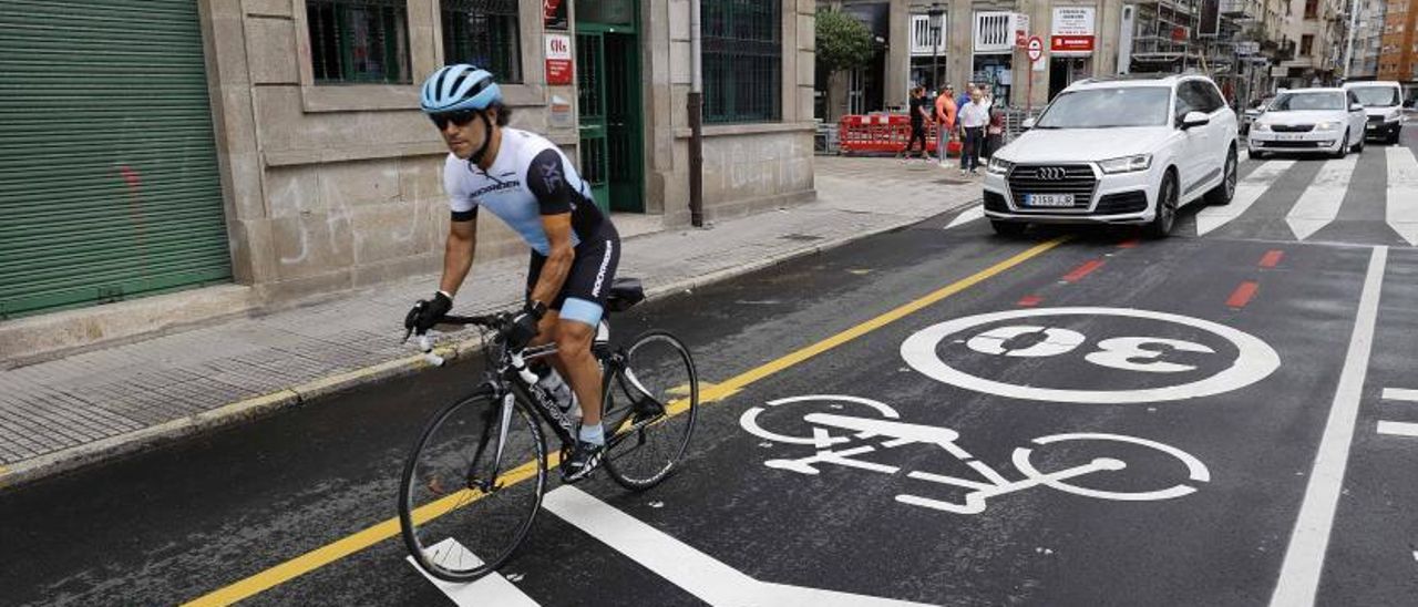 Uno de los nuevos carriles de uso compartido para vehículos a motor y bicicletas en Alejandro Cerecedo y Alexandre Bóveda.