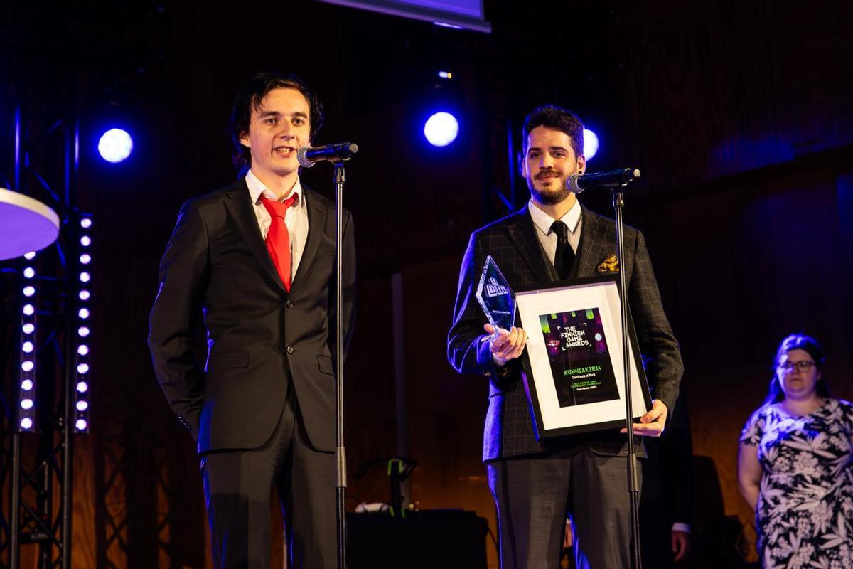 De izqda a dcha, el programador Antti Kangas y el desarrollador Néstor Feijoo, en los Finnish Game Awards.