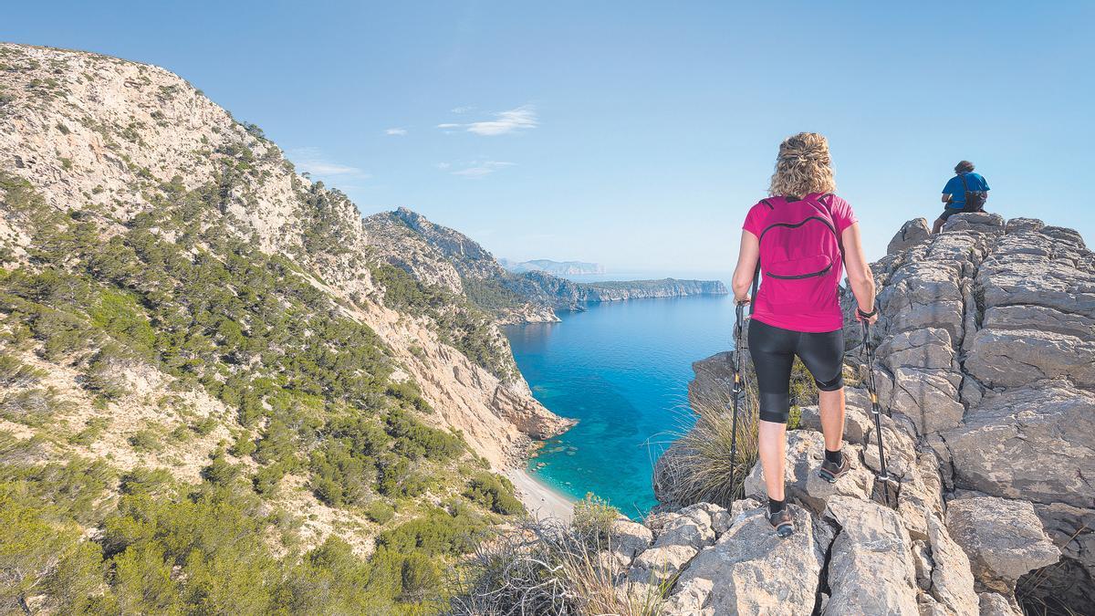 El senderismo es uno de los deportes que pueden practicarse en Alcúdia.