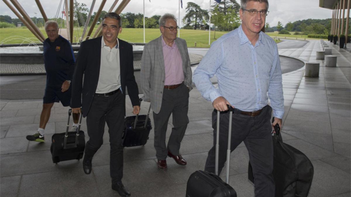 Albert Soler, Silvio Elías y Jordi Mestre llegan al hotel de concentración del Barça en Saint George's Park