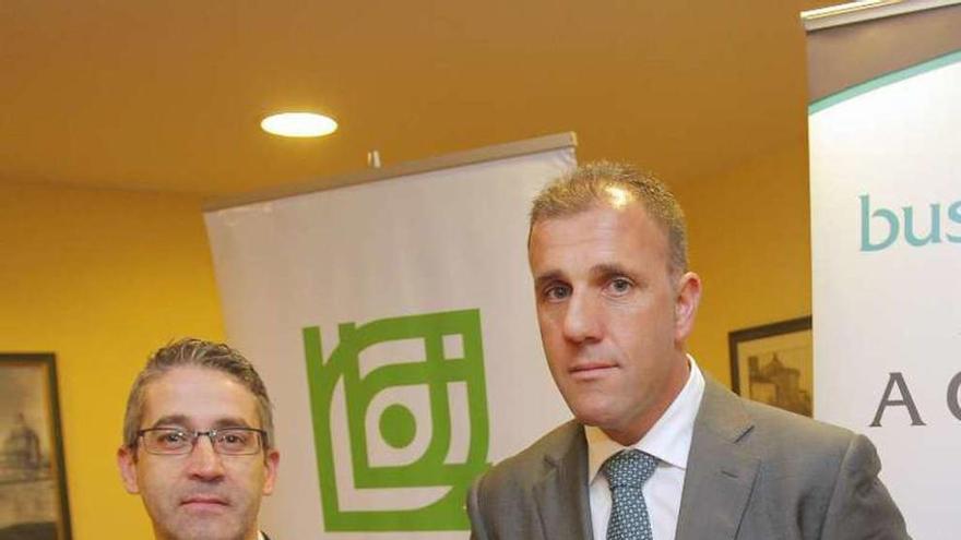 Miguel López y Francisco Alcalde, ayer en Santiago.