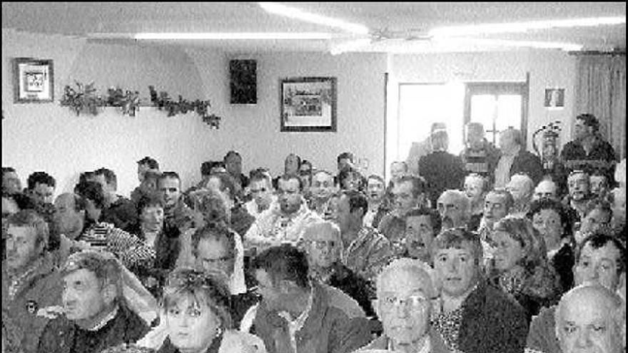 Ganaderos del Occidente, ayer, en la reunión celebrada en el restaurante El Álamo de Tapia.