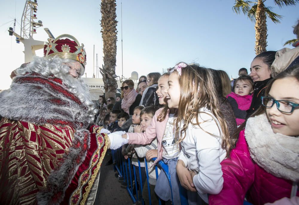 Los Reyes Magos llegan en barco y tocan tierra en las Escaleritas de la Reina.