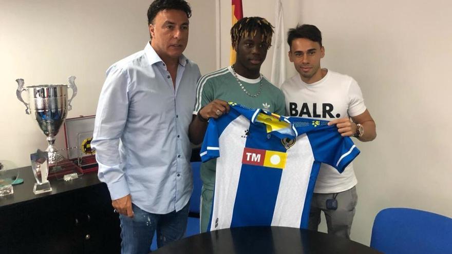 Ridge Duah Adusei, en el momento de la firma de contrato.