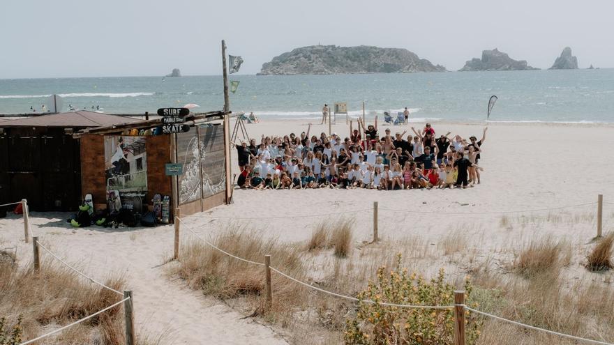 Fer surf des de Girona: un casal d&#039;estiu per descobrir el mar sobre la taula