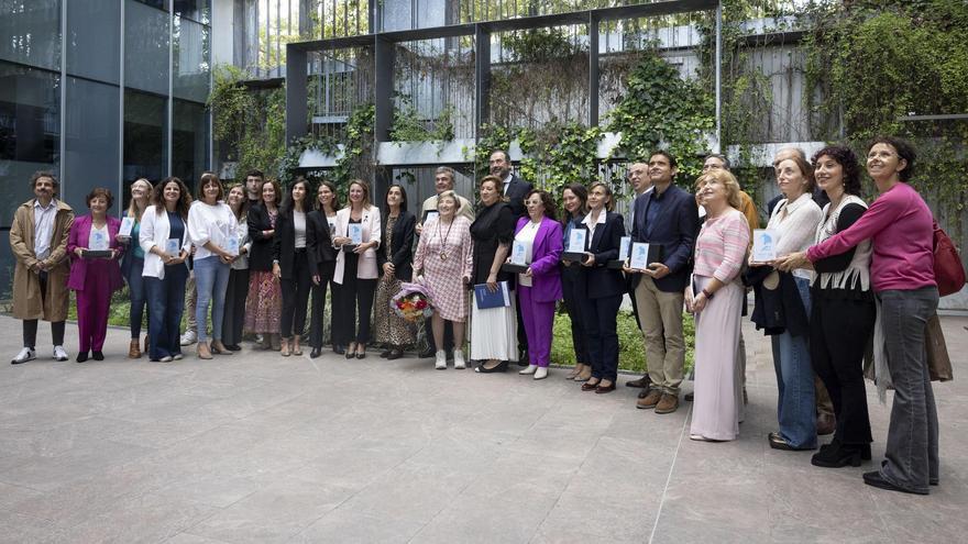 La oncóloga Anna Lluch, con representantes de la UJI, de los municipios homenajeados como sedes, y las fundaciones patronas de la entidad.