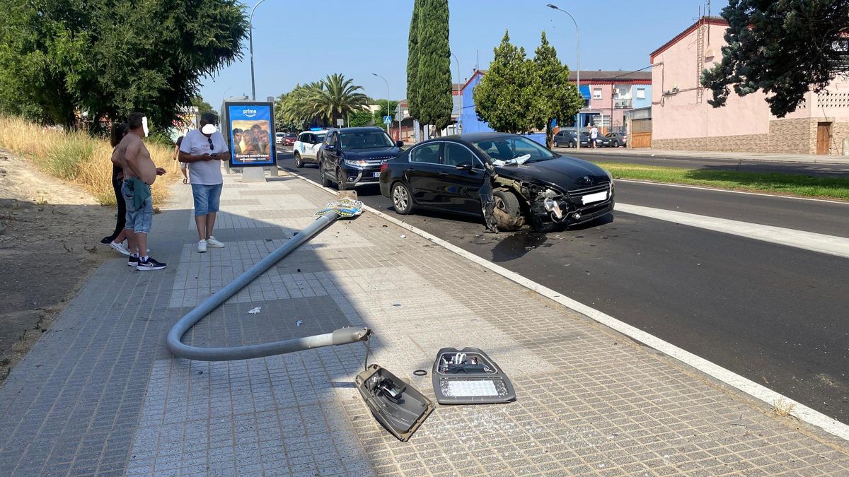 Imagen del estado en el que ha terminado el vehículo accidentado en Cerro de Reyes (Badajoz).