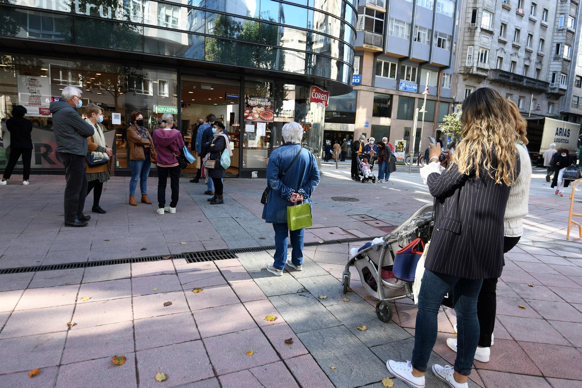 Los pontevedreses paseando por la ciudad minutos antes del endurecimiento de las restricciones.