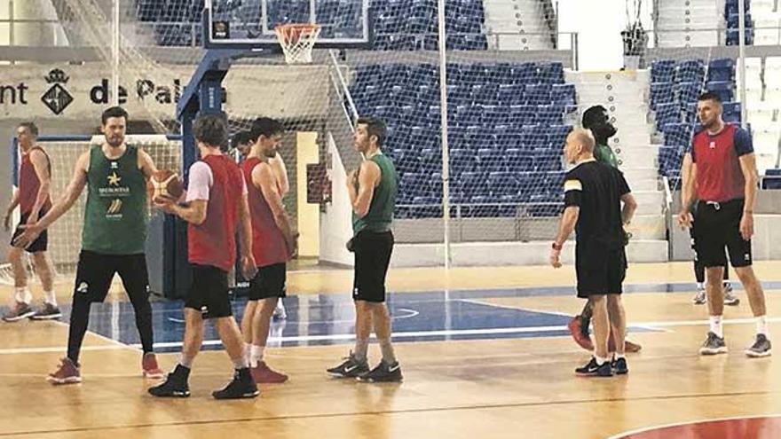 Los jugadores del Iberostar Palma, ayer en el último entrenamiento de la semana en Son Moix.