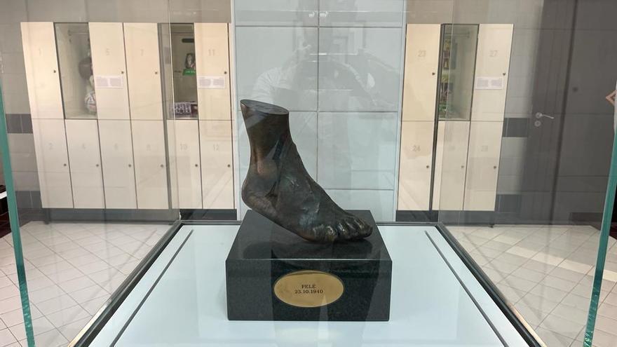 El pie de Pelé, inmortalizado en el Doha Stadium.