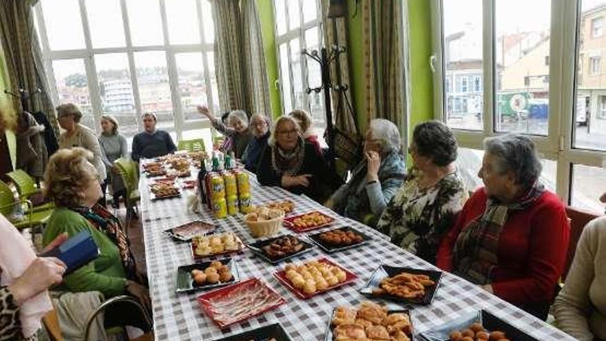 La Navidad une a los mayores de Luanco