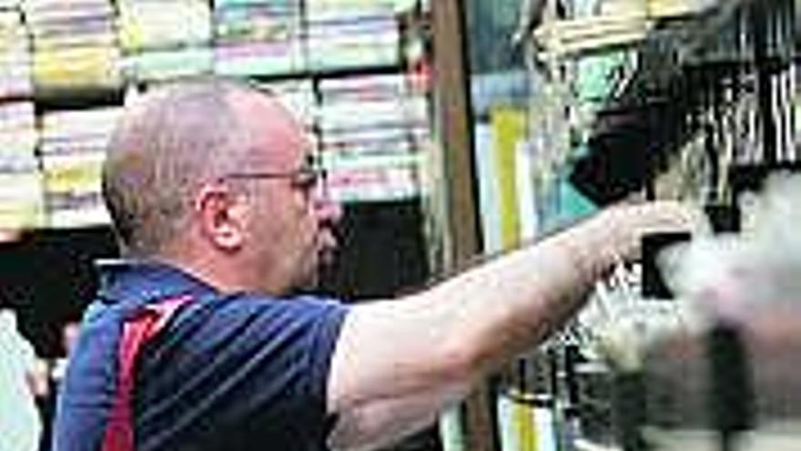 Aficionados al vinilo curiosean entre los discos en una tienda de Oviedo  / luisma murias