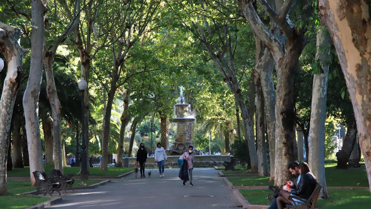 Paseantes con perros en el Parque Colón. 