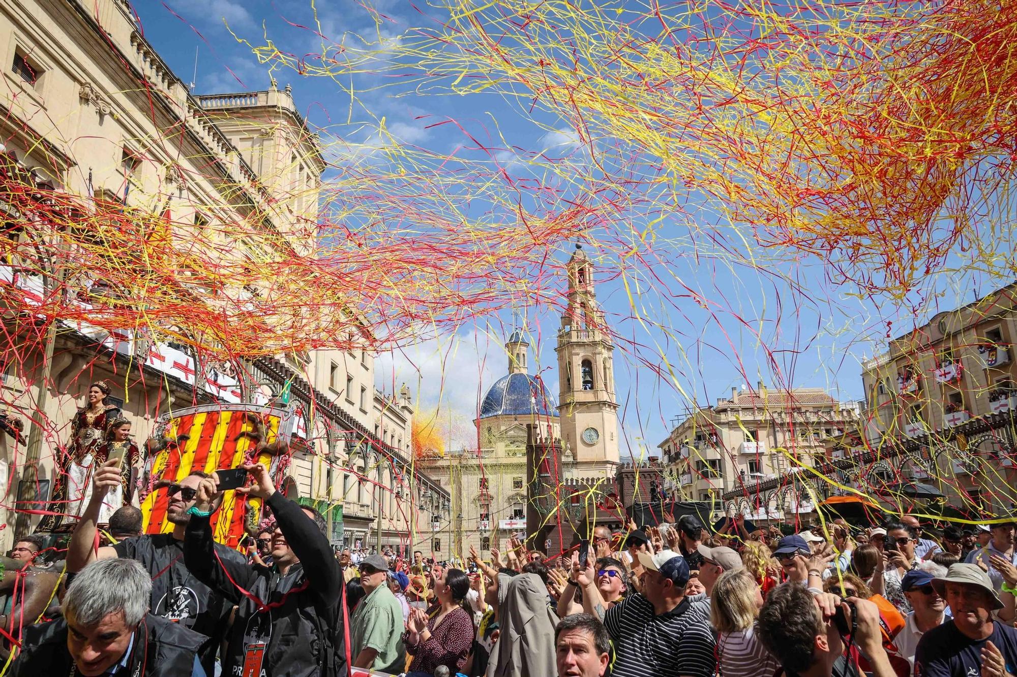 Alcoy se entrega al espectáculo de las tropas cristianas
