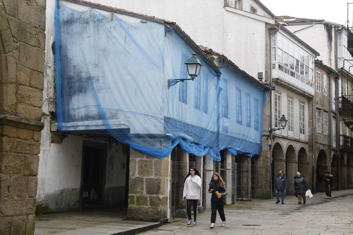 En la Rúa Nova se encuentran otras dos de las casas medievales más antiguas de Santiago, las casas parroquiales de Santa María Salomé, actualmente en restauración