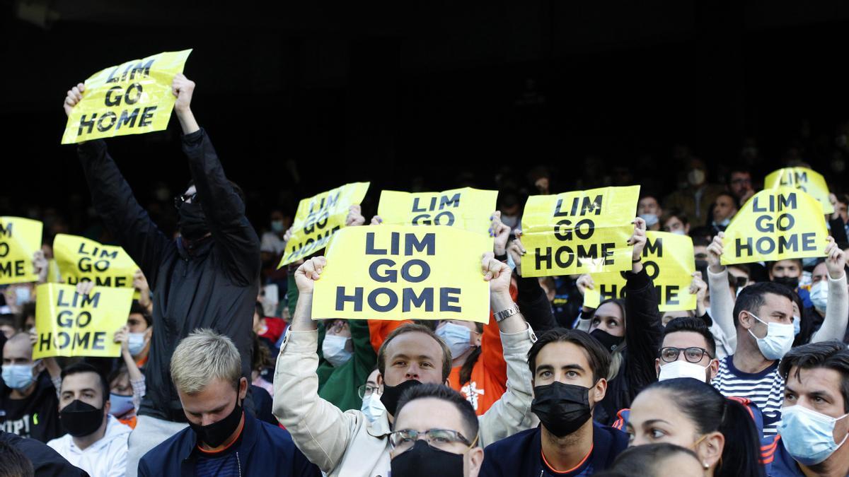 Protesta contra Lim en Mestalla