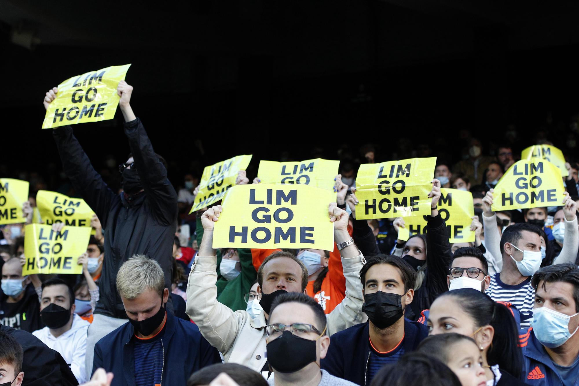 Protesta contra Lim en Mestalla