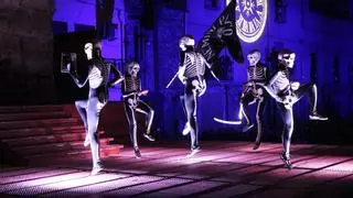 Els carrers de Verges s'omplen de litúrgia per veure el pas de la Dansa de la Mort