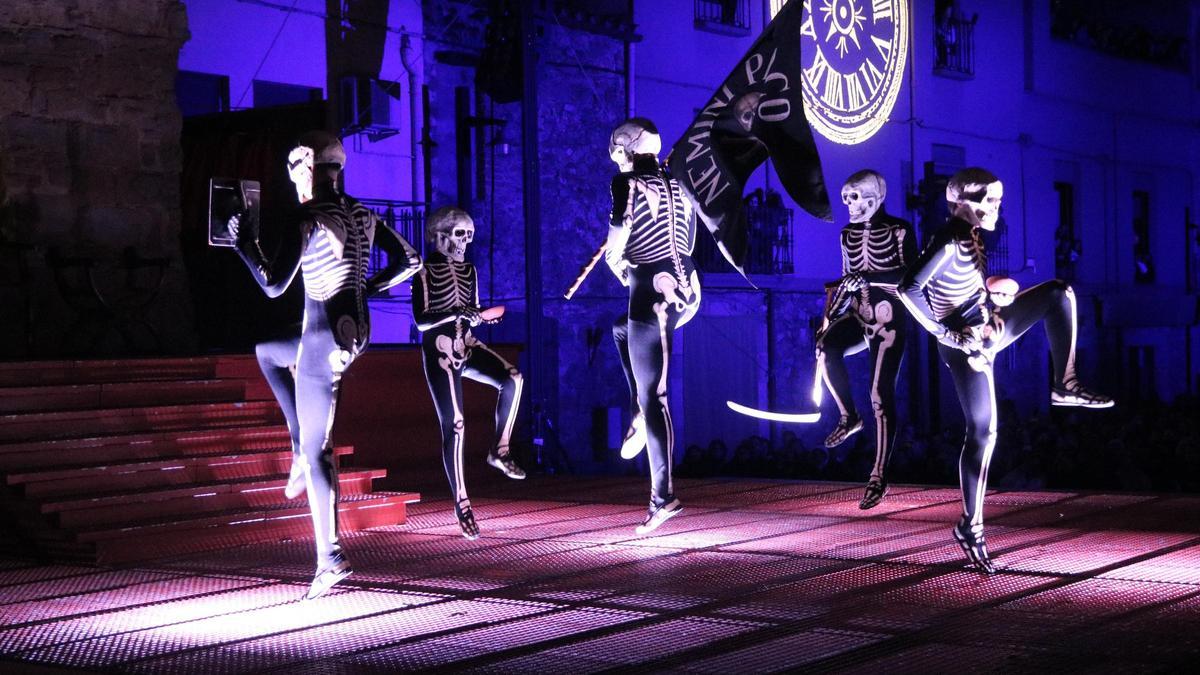 Els carrers de Verges s'omplen de litúrgia per veure el pas de la Dansa de la Mort