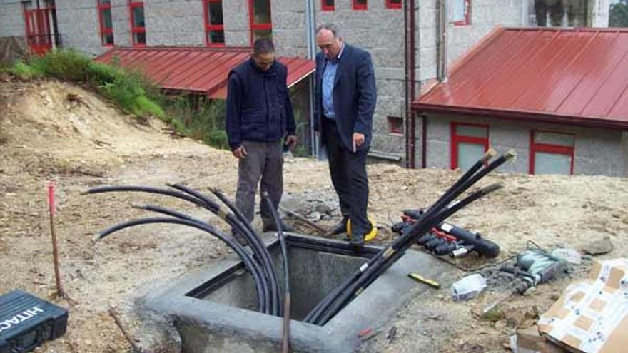 El alcalde, junto a un operario en la zona de salida de los tubos del subsuelo, ayer.