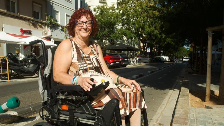 Ana Soriano utiliza silla de ruedas y explica los obstáculos para moverse por València
