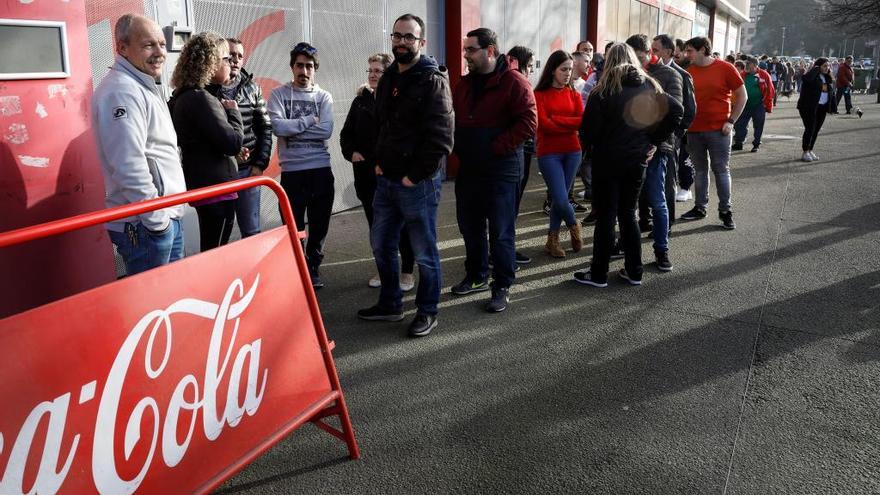 Cola de aficionados en El Molinón para adquirir su entrada para el partido entre Racing y Sporting.