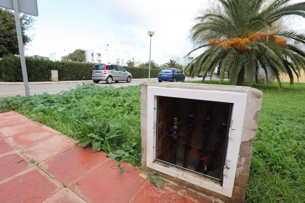 Vecinos del barrio de Sant Jordi denuncian  la situación de «abandono» que vive la zona