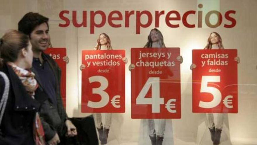 Un escaparate con carteles que anuncian precios rebajados. / Eduardo Vicente