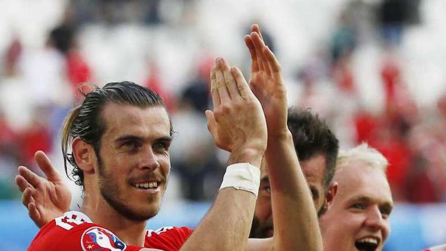 Bale celebra el triunfo de Gales junto a sus compañeros.