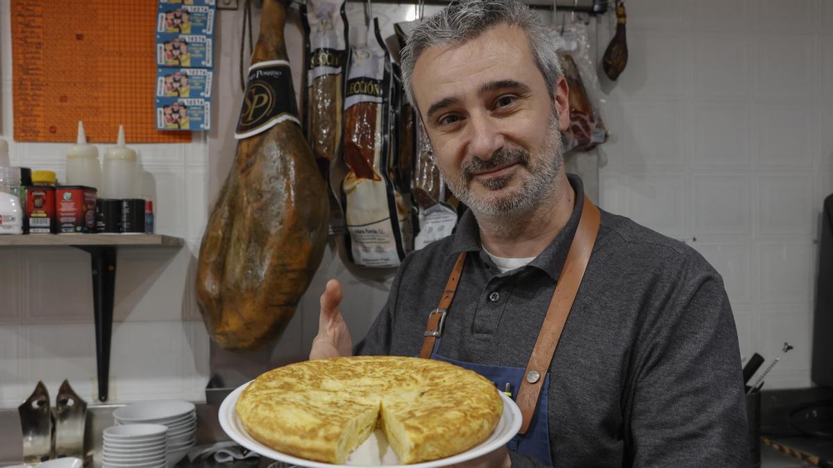 En La Rueda, situado en la carretera de Mérida, Javier Fernández muestra su tortilla.