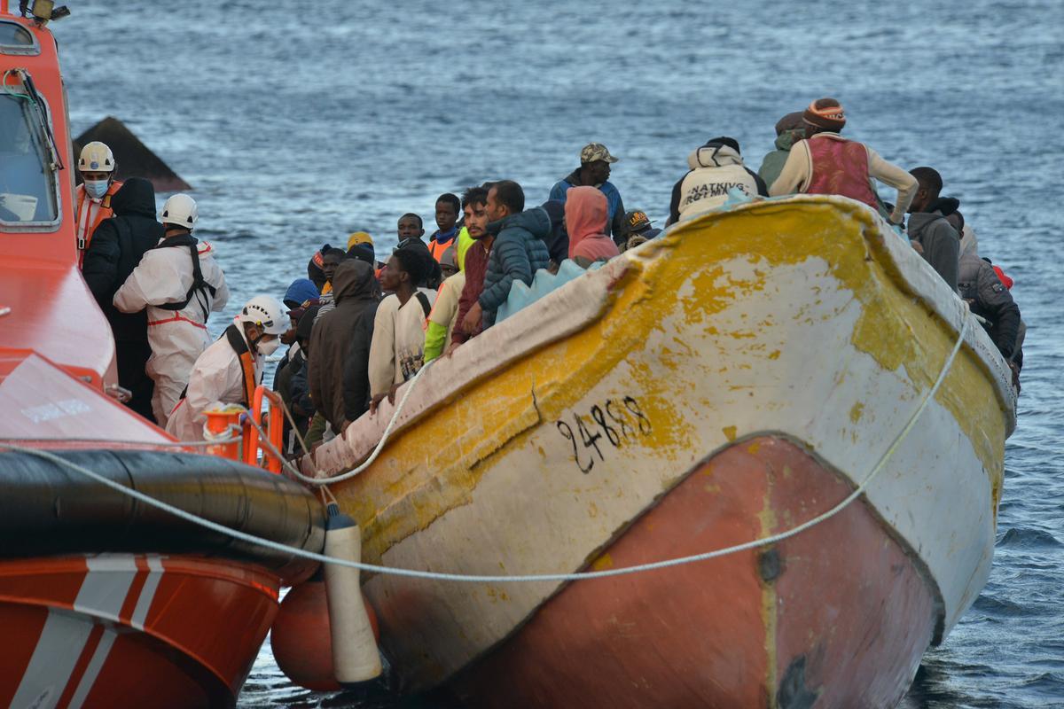 Archivo - Una patera con 156 personas a bordo llega al Muelle de La Restinga