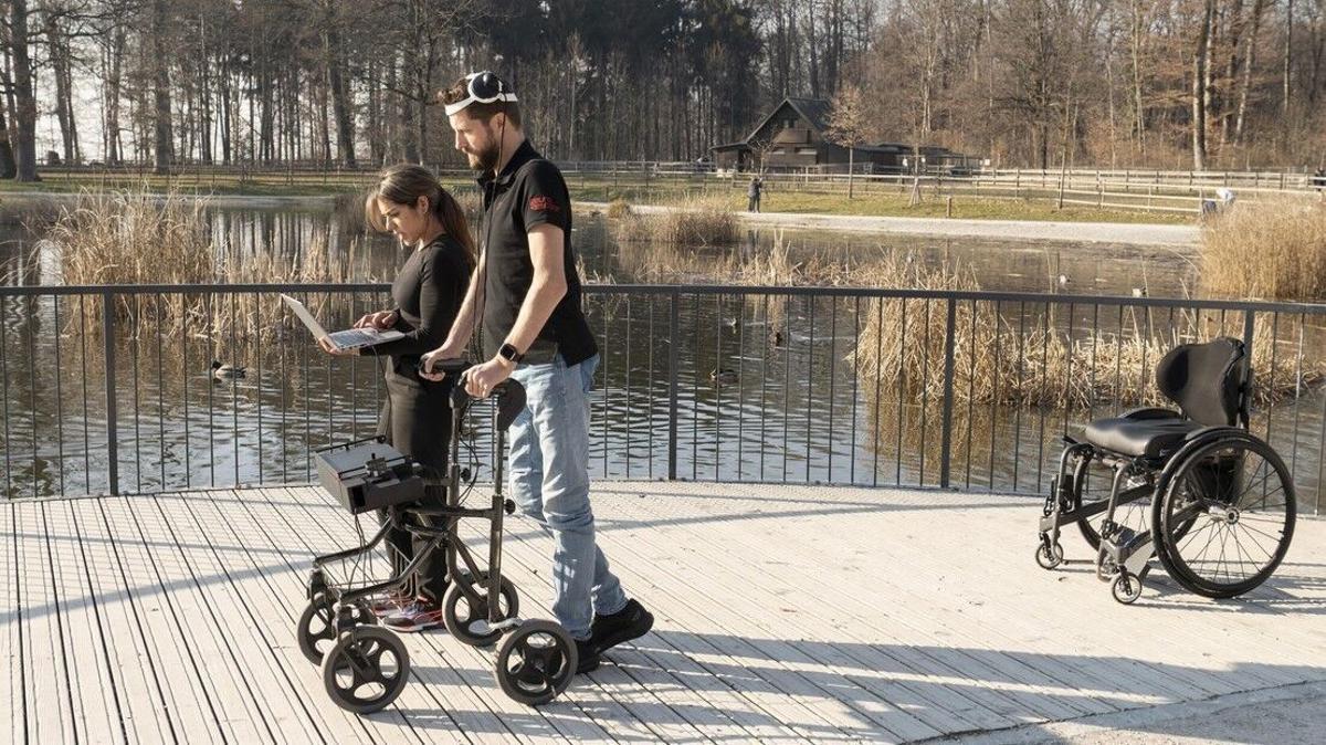 Un equipo de científicos ha conseguido que Gert-Jan Oskam, un holandés de 40 años que sufrió una lesión medular en un accidente que le dejó paralítico, vuelva a caminar