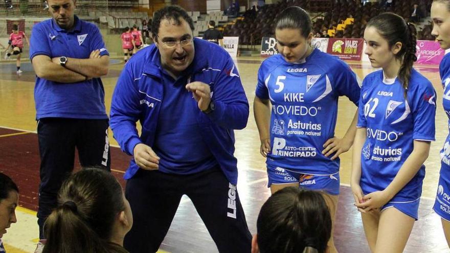 Alfredo Fernández da instrucciones a las jugadoras durante un partido.