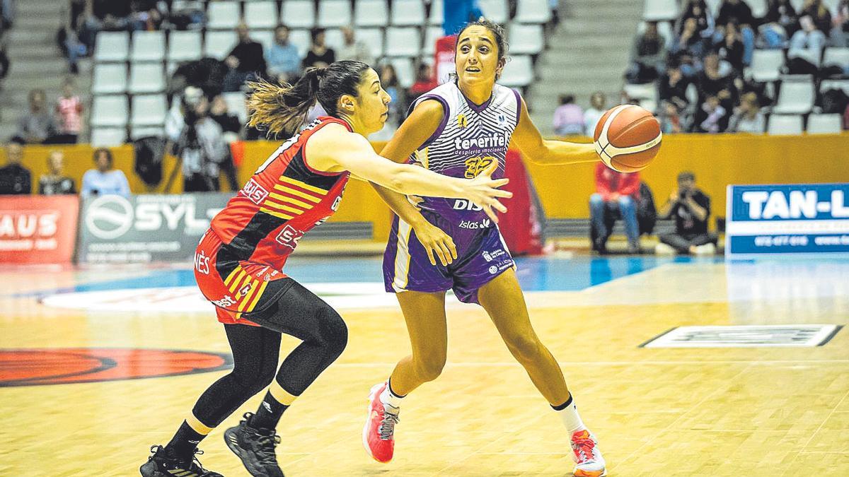 Conchi Satorre protege el balón ante la presión de Laia Flores.